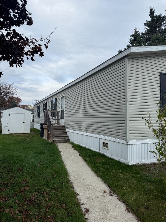 9 Dunlap Cir in Oxford, MI - Building Photo