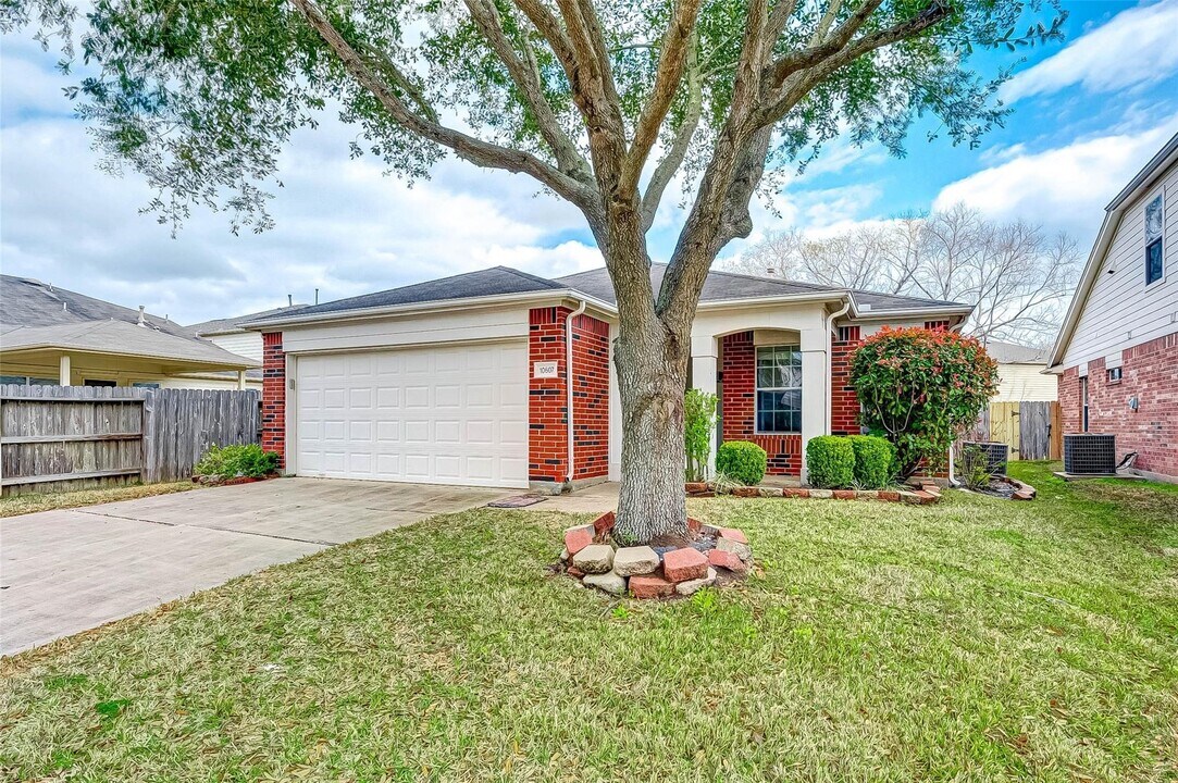 10607 Sugar Trace Dr in Sugar Land, TX - Building Photo