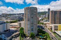 Holiday Village Condominium in Honolulu, HI - Building Photo - Building Photo