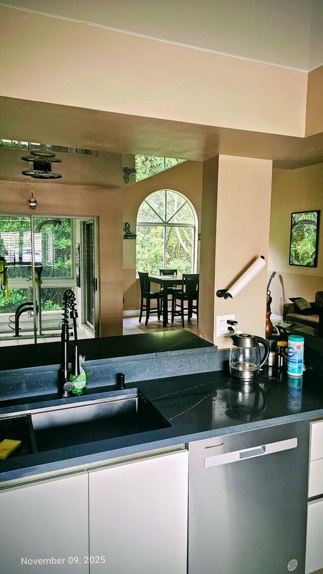 1077 SE 6th Ave in Dania Beach, FL - Building Photo - Building Photo