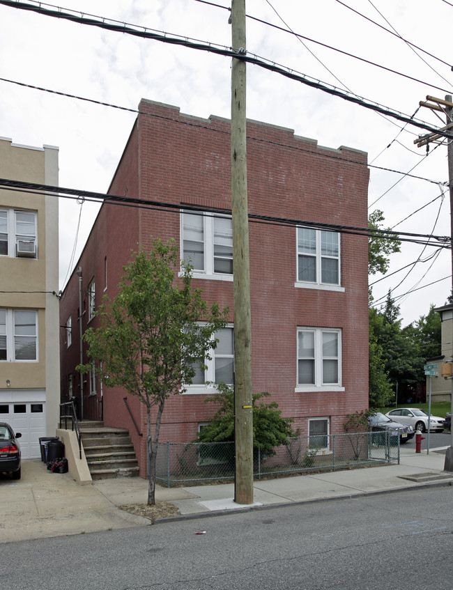 647 Avenue E in Bayonne, NJ - Foto de edificio - Building Photo