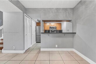 15575 Miami Lakeway N, Unit 305 in Miami Lakes, FL - Building Photo - Building Photo