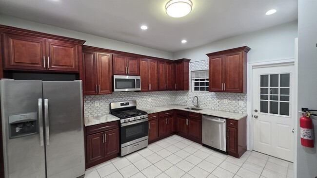 712 17th St in Union City, NJ - Building Photo - Building Photo