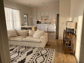 6020 Seabluff Dr, Unit Seabluff in Los Angeles, CA - Building Photo - Building Photo