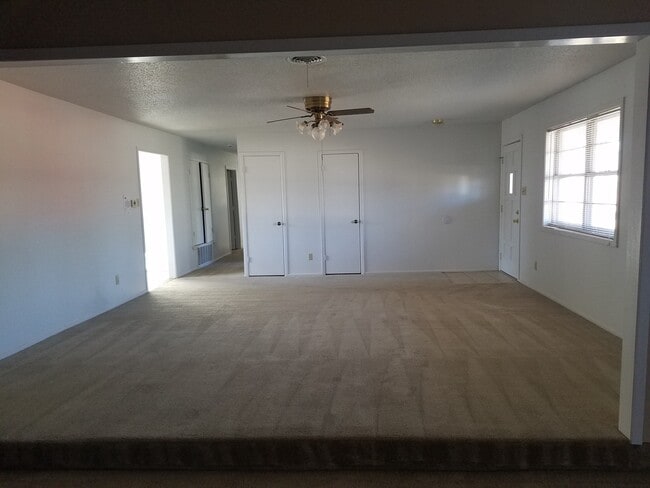 1802 S Avenue A in Portales, NM - Building Photo - Building Photo