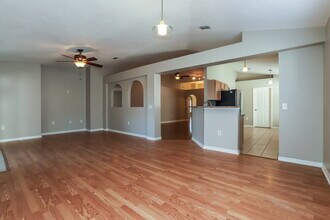 1106 Soaring Osprey Way in Valrico, FL - Foto de edificio - Building Photo