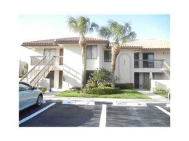301 Club Cir in Boca Raton, FL - Building Photo