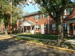 Hollybush Gardens in Glassboro, NJ - Building Photo - Building Photo