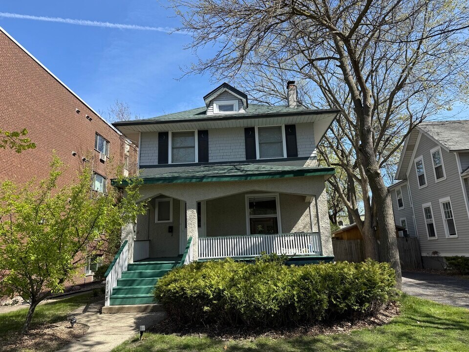 1128 Greenleaf Ave in Wilmette, IL - Building Photo