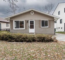 5528 Sunnycrest Dr in West Bloomfield Township, MI - Building Photo