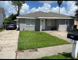 2814 Pakenham Dr in Chalmette, LA - Building Photo