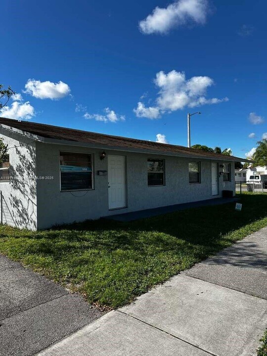 802-804 NW 10th St in Hallandale Beach, FL - Building Photo