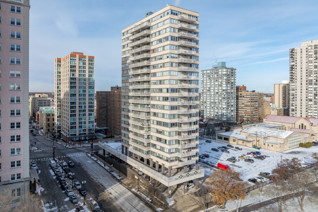 The Statesman in Chicago, IL - Building Photo