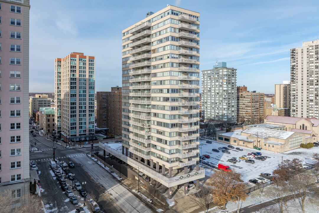 The Statesman in Chicago, IL - Building Photo