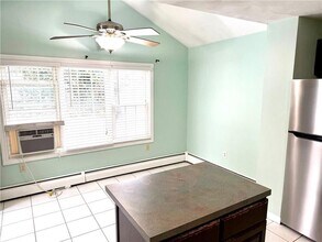 99 Marlborough St in East Greenwich, RI - Building Photo - Building Photo