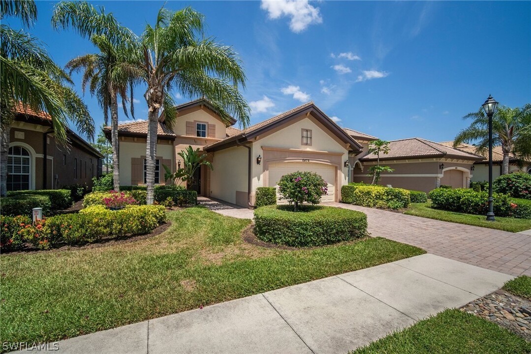 6476 Caldecott Dr in Naples, FL - Building Photo