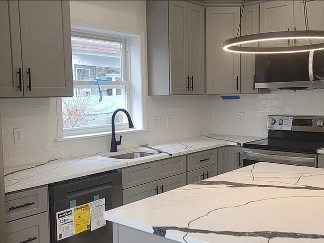 30 Lyman St, Unit 1 in Waltham, MA - Foto de edificio - Building Photo