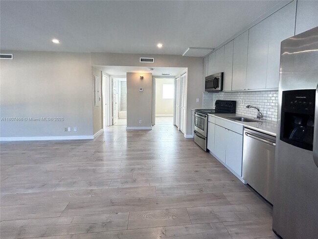 2400 NE 26th St in Fort Lauderdale, FL - Building Photo - Building Photo