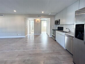 2400 NE 26th St in Fort Lauderdale, FL - Foto de edificio - Building Photo