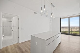 101 Diplomat Pkwy, Unit 2605 in Hallandale Beach, FL - Building Photo - Building Photo