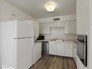 350 E Desert Inn Rd, Unit H208 in Las Vegas, NV - Building Photo - Building Photo
