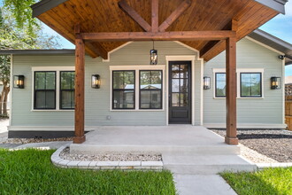 210 Simon St in San Antonio, TX - Building Photo - Building Photo