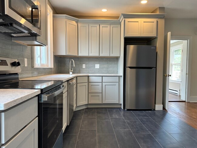 251 Edwards St in New Haven, CT - Building Photo - Building Photo