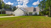 64 Lee Rd 883 in Smiths Station, AL - Foto de edificio - Building Photo