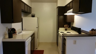 Ming Tree Apartments in Bakersfield, CA - Building Photo - Building Photo