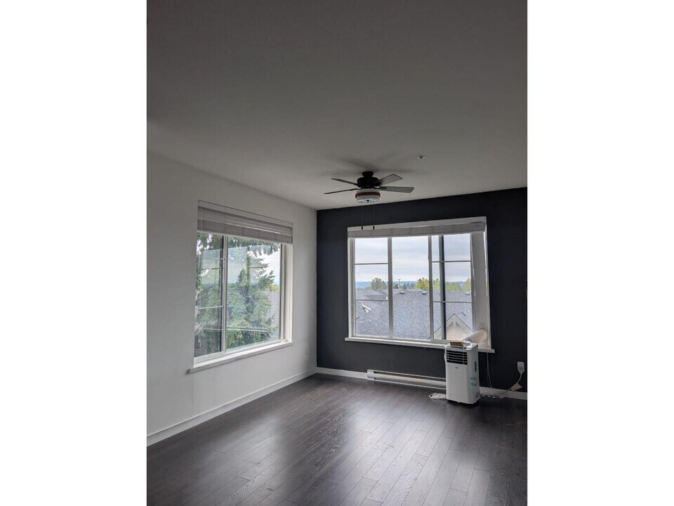 15835-15885 409 in Surrey, BC - Building Photo