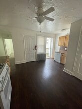 221 High St, Unit 4 in Burlington, NJ - Foto de edificio - Building Photo