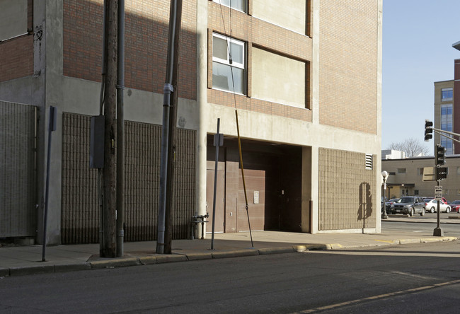 Wabasha Hi-Rise in St. Paul, MN - Foto de edificio - Building Photo