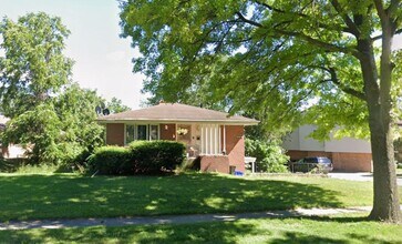 Immaculate Updated 3 Bedroom one 1 Bath with Garage in Rockford, IL - Foto de edificio - Building Photo