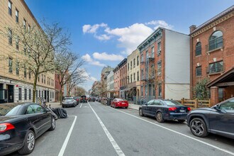 195 Meserole St in Brooklyn, NY - Foto de edificio - Building Photo
