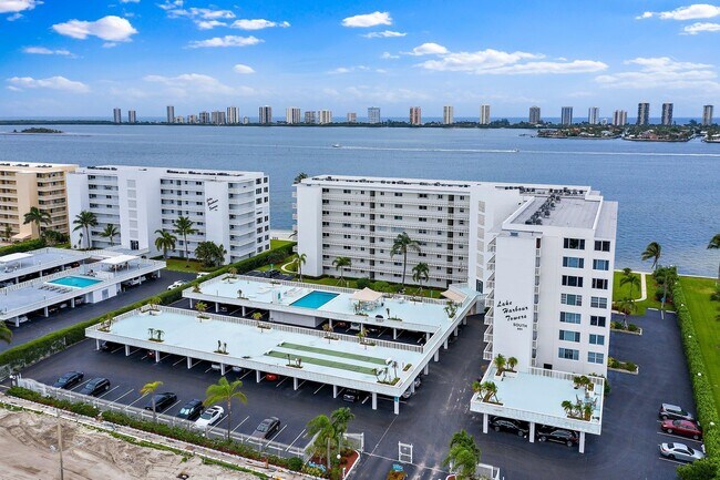 301 Lake Shore Dr in Lake Park, FL - Building Photo - Building Photo