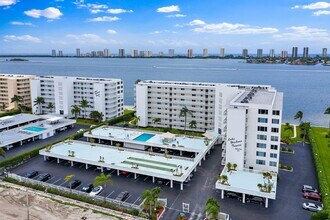 301 Lake Shore Dr in Lake Park, FL - Building Photo - Building Photo