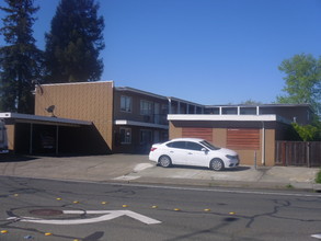 1575 Yulupa Ave in Santa Rosa, CA - Foto de edificio - Primary Photo