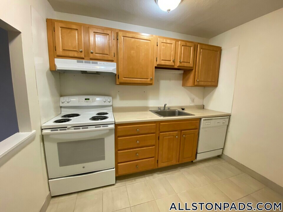 84 Gardner St in Boston, MA - Building Photo