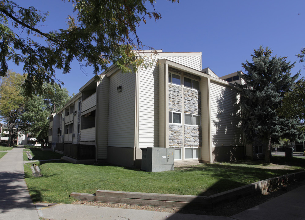 Garden Court Apartments in Denver, CO - Building Photo