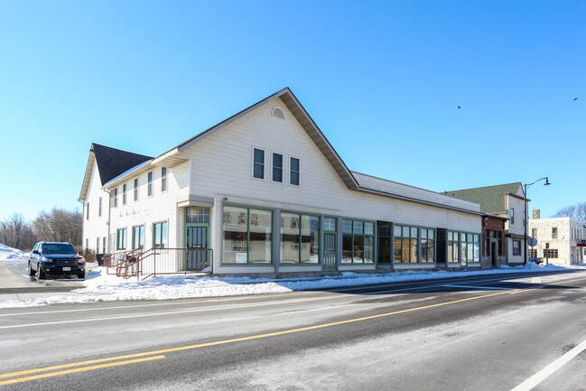 745 Main St in Belgium, WI - Foto de edificio - Building Photo