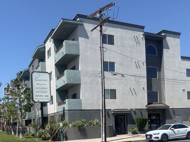 Rubio Villas in Lake Balboa, CA - Building Photo - Building Photo