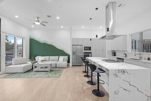 2107 McGowen St in Houston, TX - Building Photo