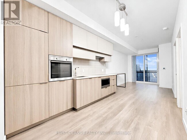 8 Eglinton Ave E in Toronto, ON - Building Photo - Building Photo