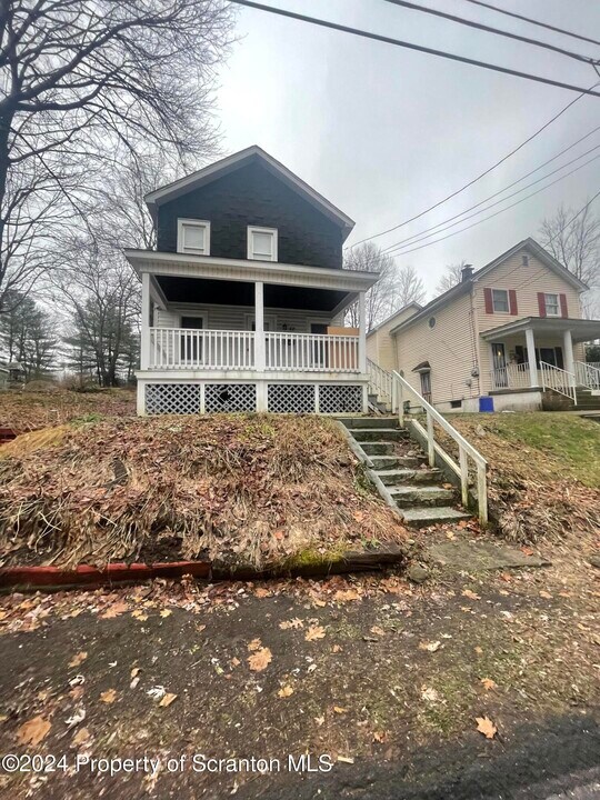 88 Upper Powderly St in Carbondale, PA - Building Photo