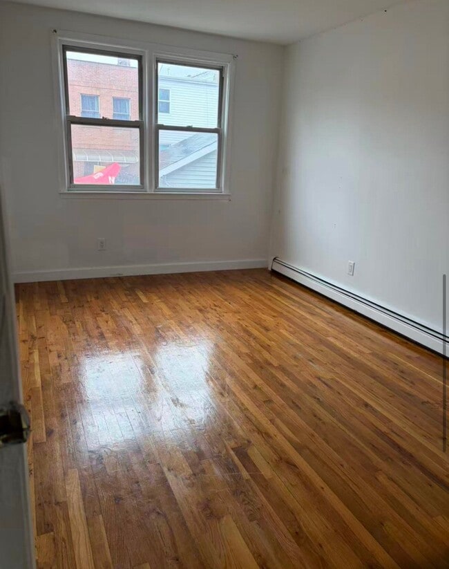 102-19 Martense Ave, Unit Apt C in Queens, NY - Foto de edificio - Building Photo