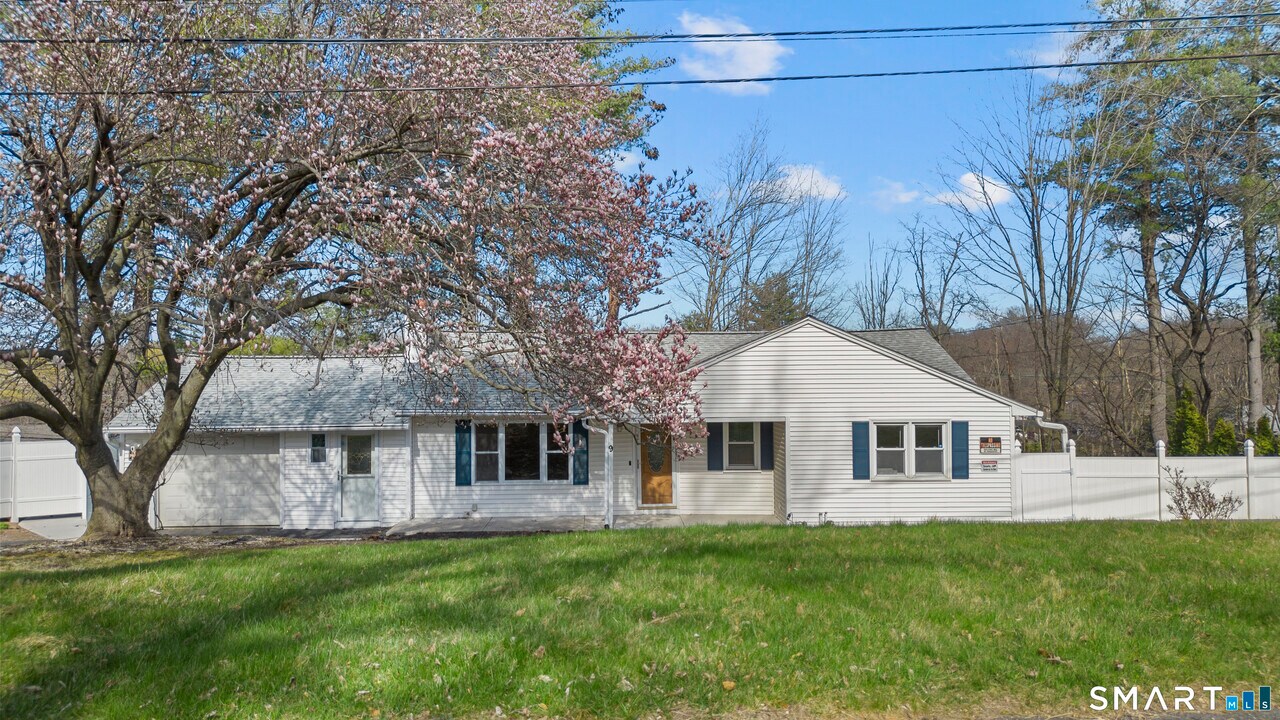 9 Daniel Rd in Bristol, CT - Building Photo