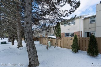 5075 Buckingham Pl Dr in Troy, MI - Building Photo - Building Photo