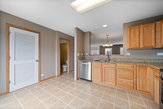 568 Lincoln Station Dr in Oswego, IL - Building Photo - Building Photo