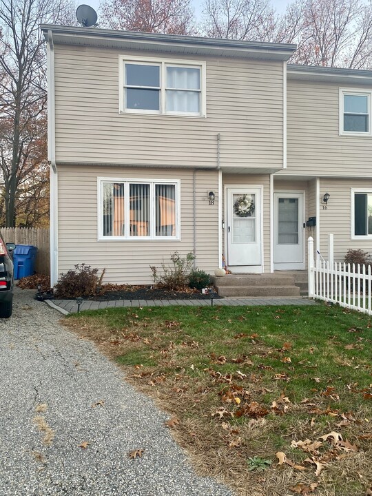 18 Hunniford St in Manchester, CT - Building Photo