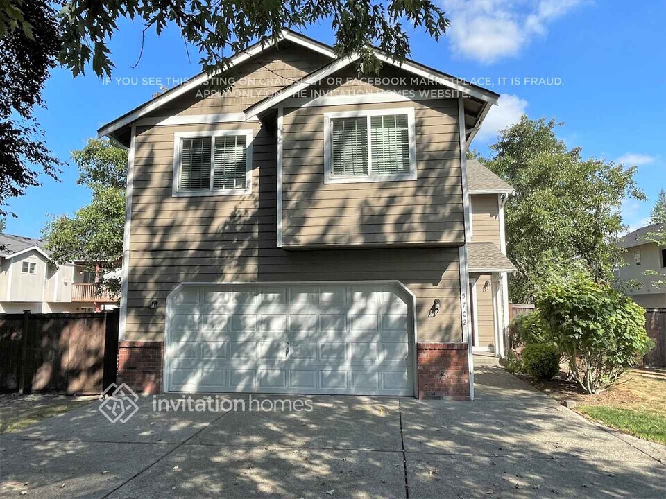 5702 208th St Ct E in Spanaway, WA - Building Photo